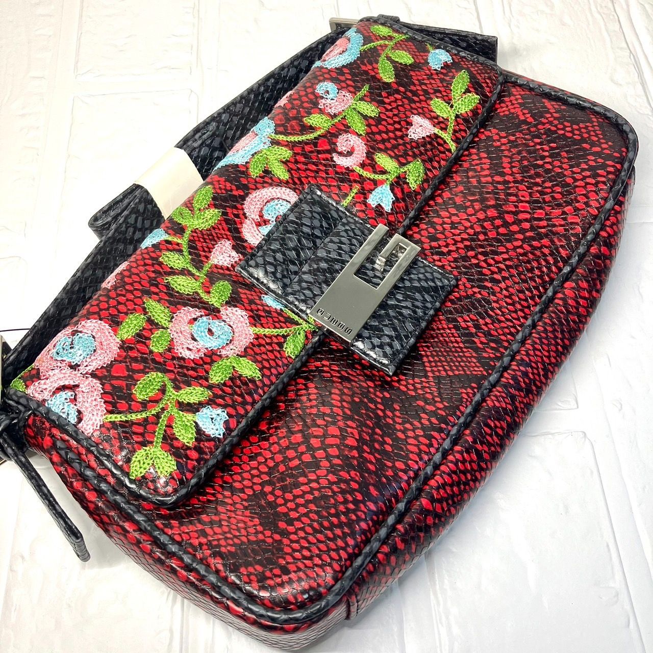 ✨【新品】GUESS ゲス ショルダーバッグ パイソン 花柄  レッド