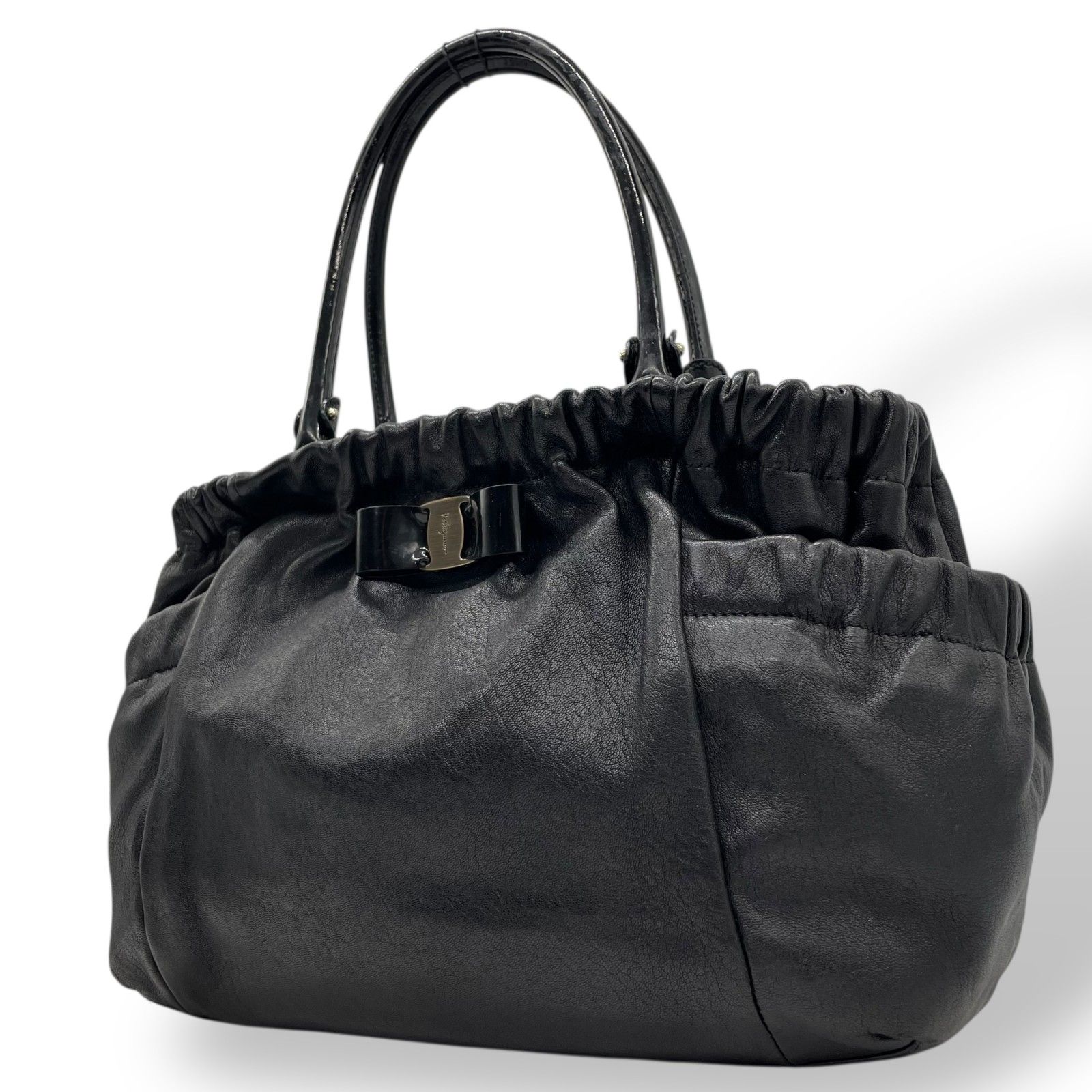 【限定セール】フェラガモ　ヴァラ　レザー　ハンドバッグ　黒 美品 Salvatore Ferragamo フェラガモ ヴァラリボン