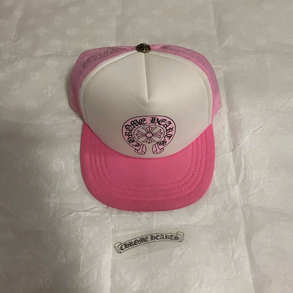 Free CHROME HAEATS クロムハーツ マティ BOY ボーイ セクシー レコード ホースシュー トラッカーハット ピンク 白