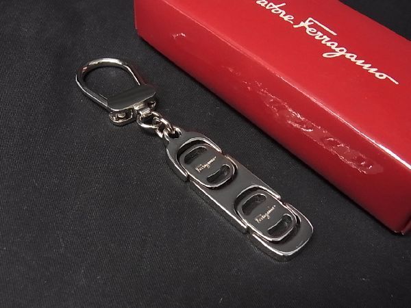 新品同様 Salvatore Ferragamo サルヴァトーレフェラガモ ヴァラ キーホルダー キーリング チャーム シルバー系 AD2176ｷZ