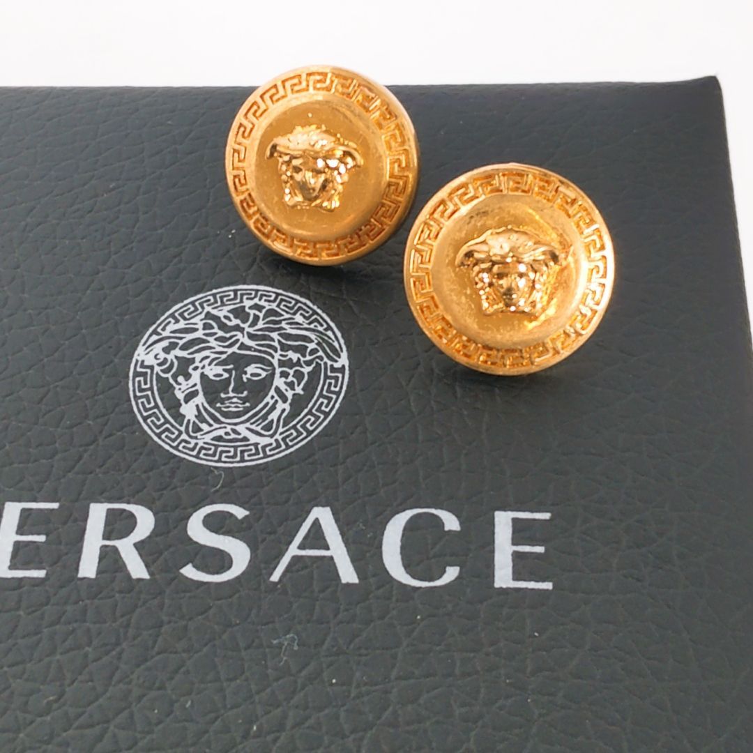 新品未使用】VERSACE☆ヴェルサーチェ トリビュート スタッズピアス ゴールド - メルカリ