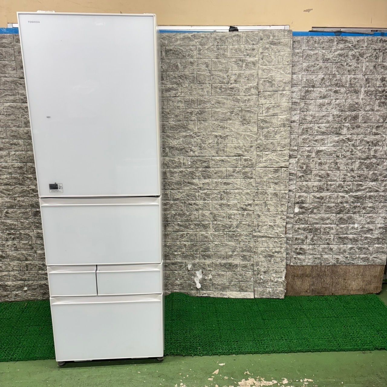 629 東芝 大型冷蔵庫 426L 400L強 小型 家庭用 自動製氷 保証込み ガラスパネル ホワイト