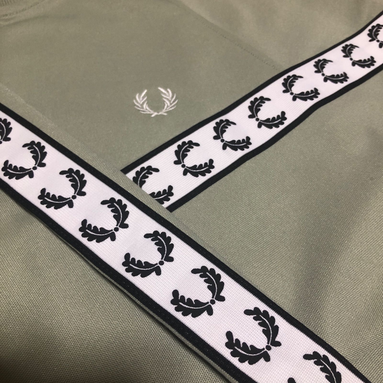 Fred Perry⭐️トラックジャケット M 刺繍/テープ月桂樹 カーキ×白黒 