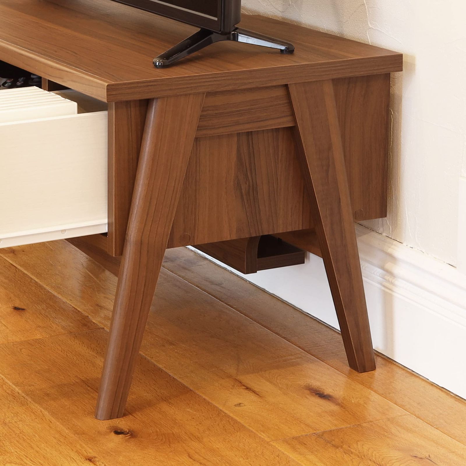 ダークブラウンの木目調