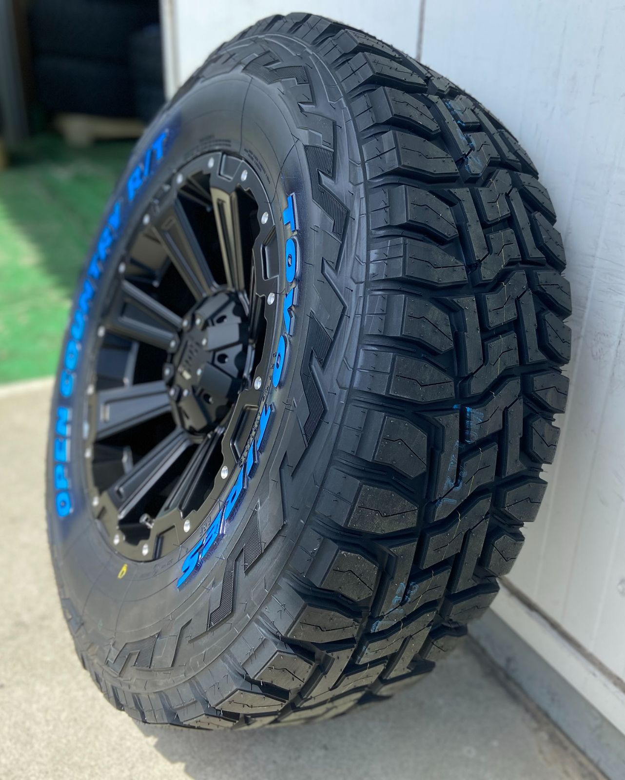 【Balano】プラド ハイラックス サーフ FJ サバーバン タホ Ｈ3 17インチ トーヨー オープンカントリー AT+265/65R17 265/70R17 1台分