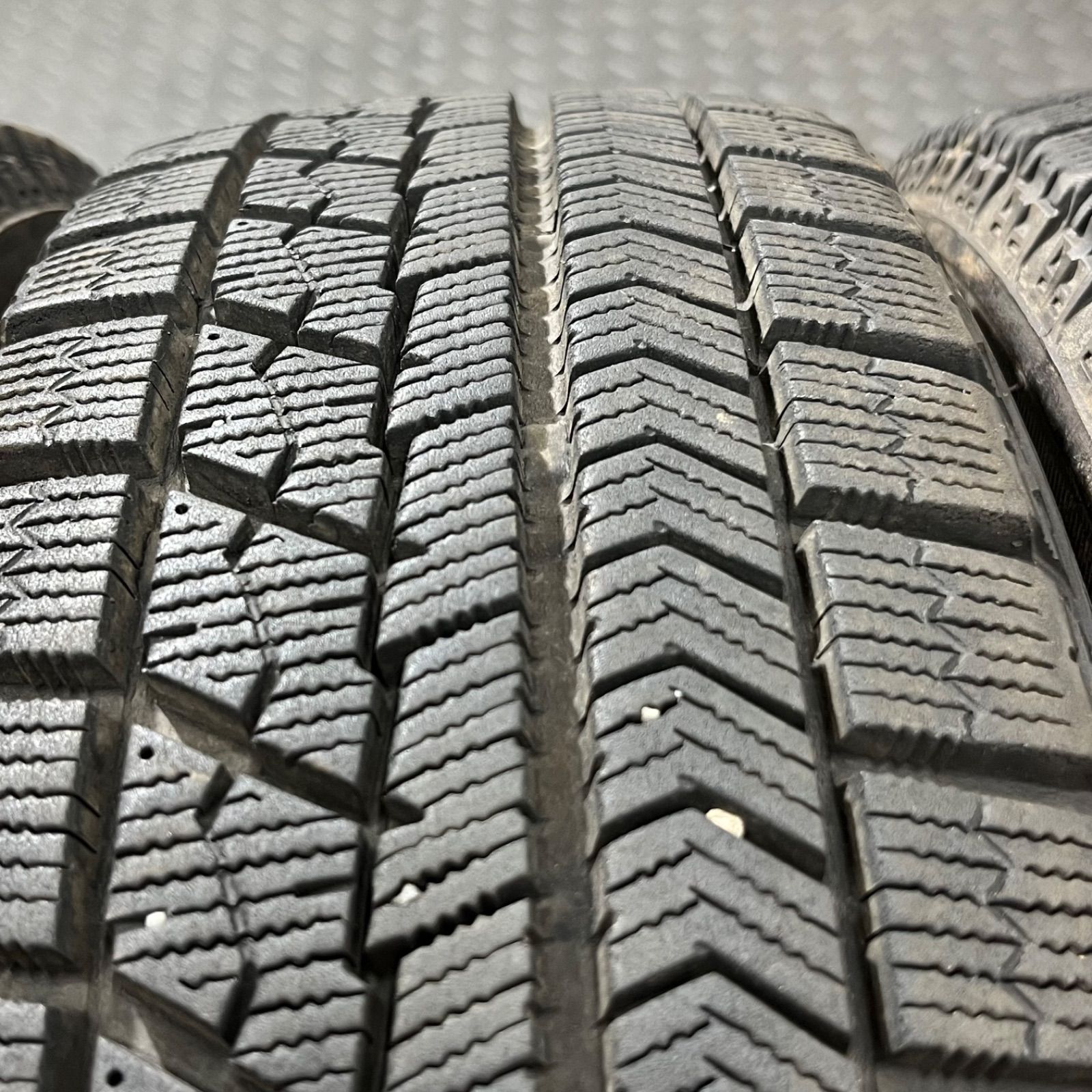 来店をご期待! 18年製 155 65R14 ブリヂストン ブリザックVRX スバル ステラ R2 スタッドレスタイヤ 1045C 立体的な