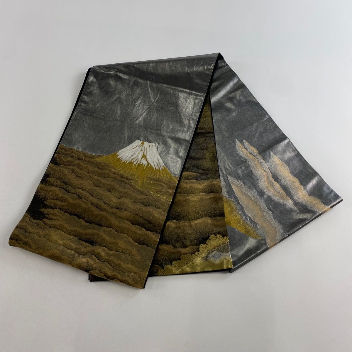 袋帯 美品 名品 横山大観 落款 富士山 雲文 金糸 箔 銀色 お太鼓柄