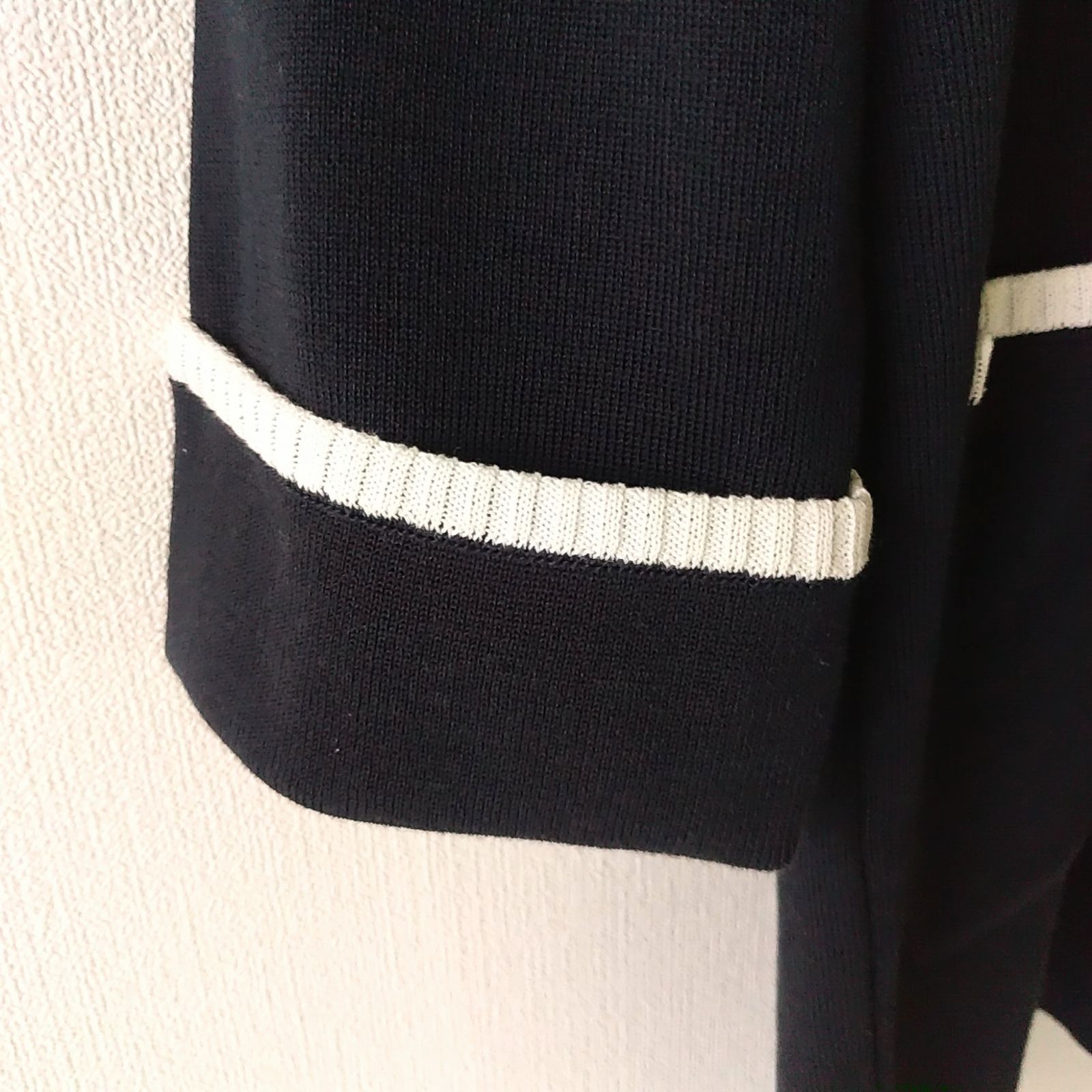 文字ロゴ-ラインストーンボタン付き ニットカーディガン