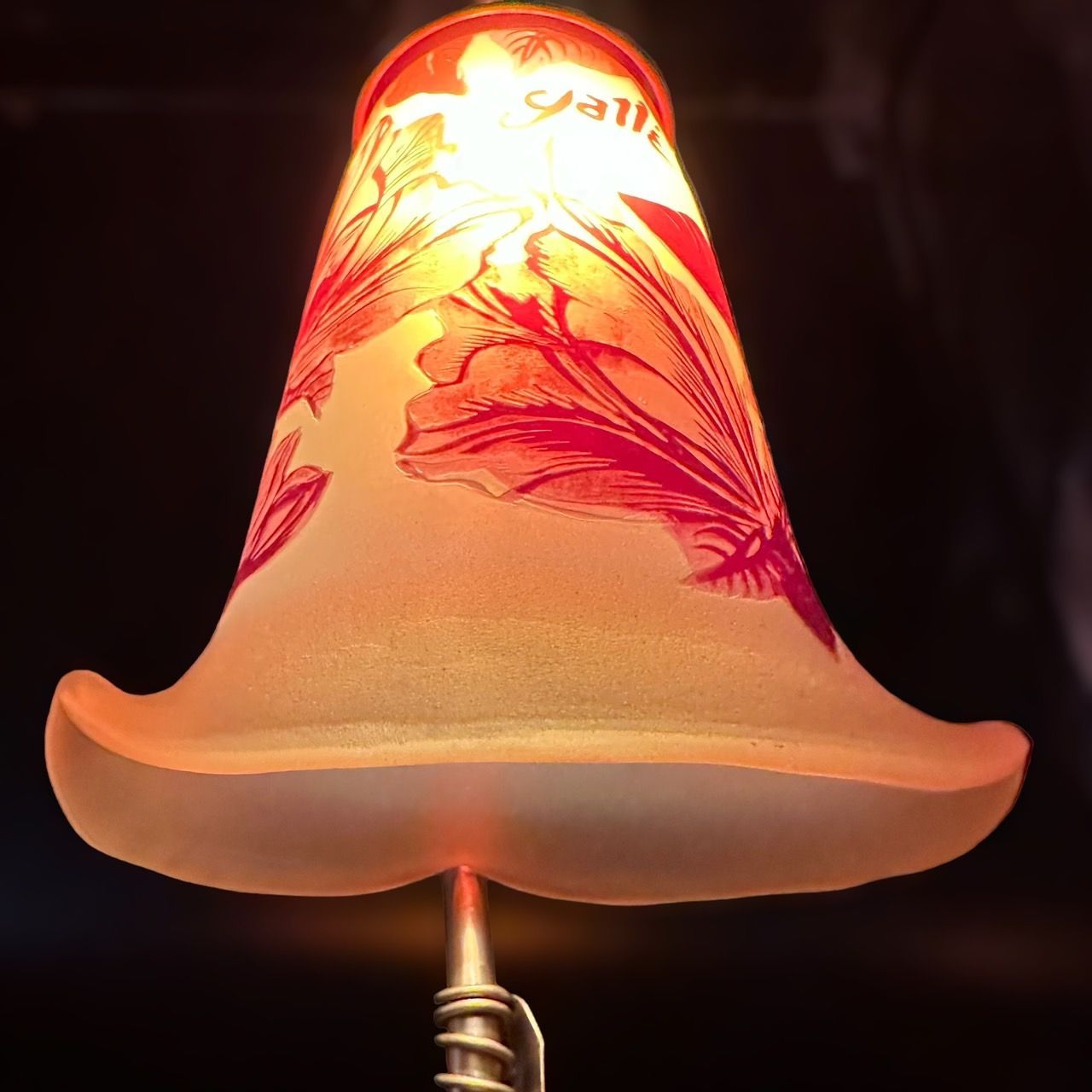 エミールガレ　二灯ランプ　薔薇紋　カメオ彫り　被せガラス　高さ45ｃｍ　台座真鍮