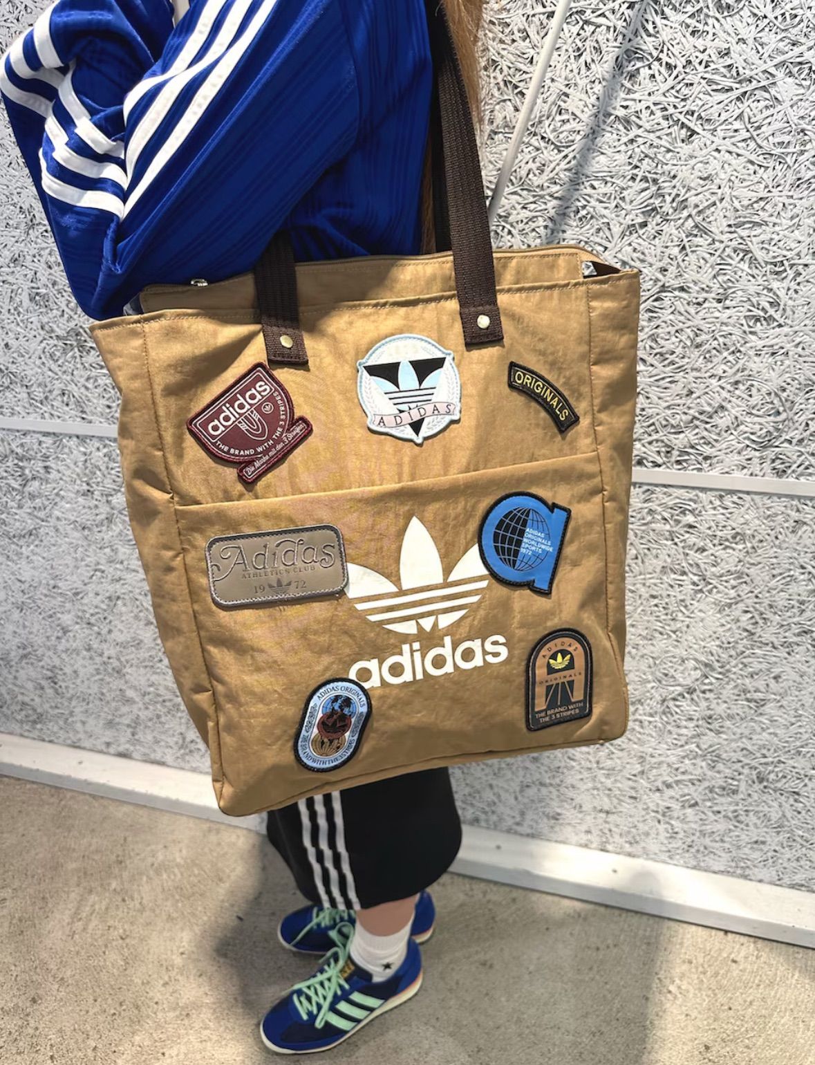 新品⭐️アディダス オリジナルス レコード トートバッグ ベージュ 新品⭐️アディダス オリジナルス レコード トートバッグ ベージュ