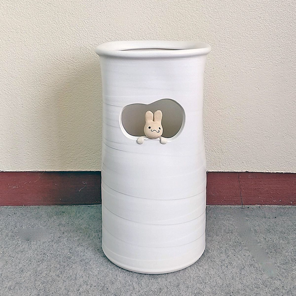 陶器傘立て 窓うさぎ傘立 ウサギ傘立て かわいい 信楽焼 丸伊製陶 2-2932 陶器傘立て 窓うさぎ傘立 ウサギ傘立て かわいい 信楽焼 丸伊製