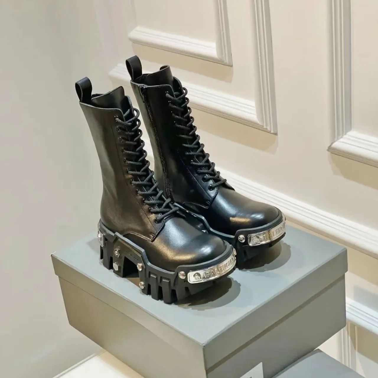 43 箱付きBALENCIAGA BULLDOZER BOOTS 新しいコレクション - 靴