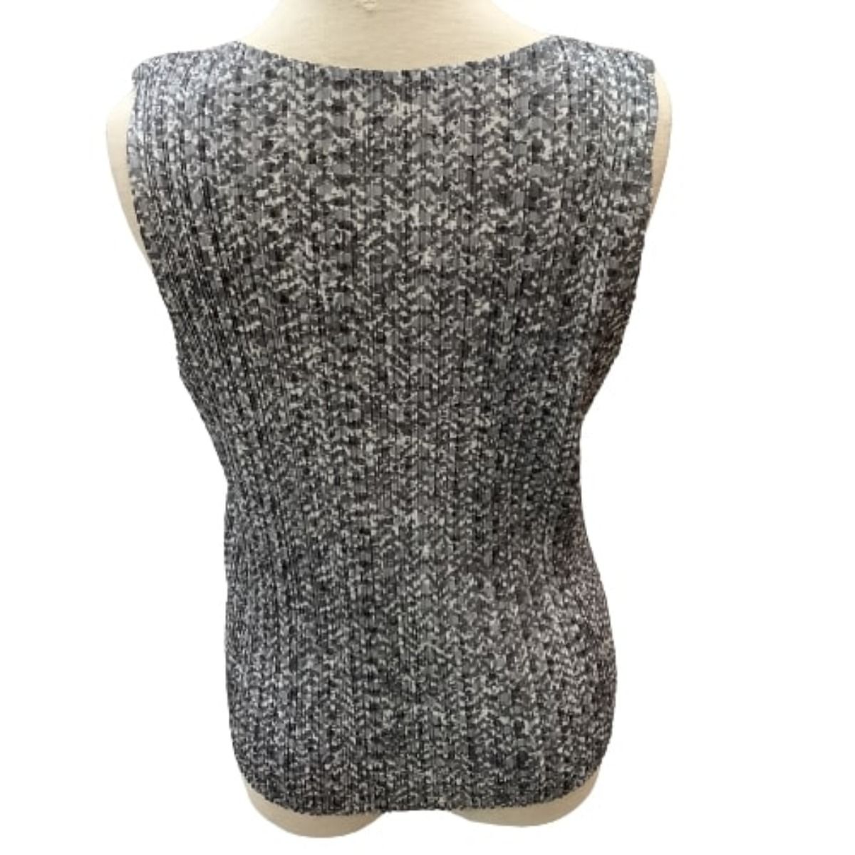 ISSEY MIYAKE me プリーツ アンサンブル カーディガン FINE KNIT PLEATS COLOR 2 – isseymiyake.com