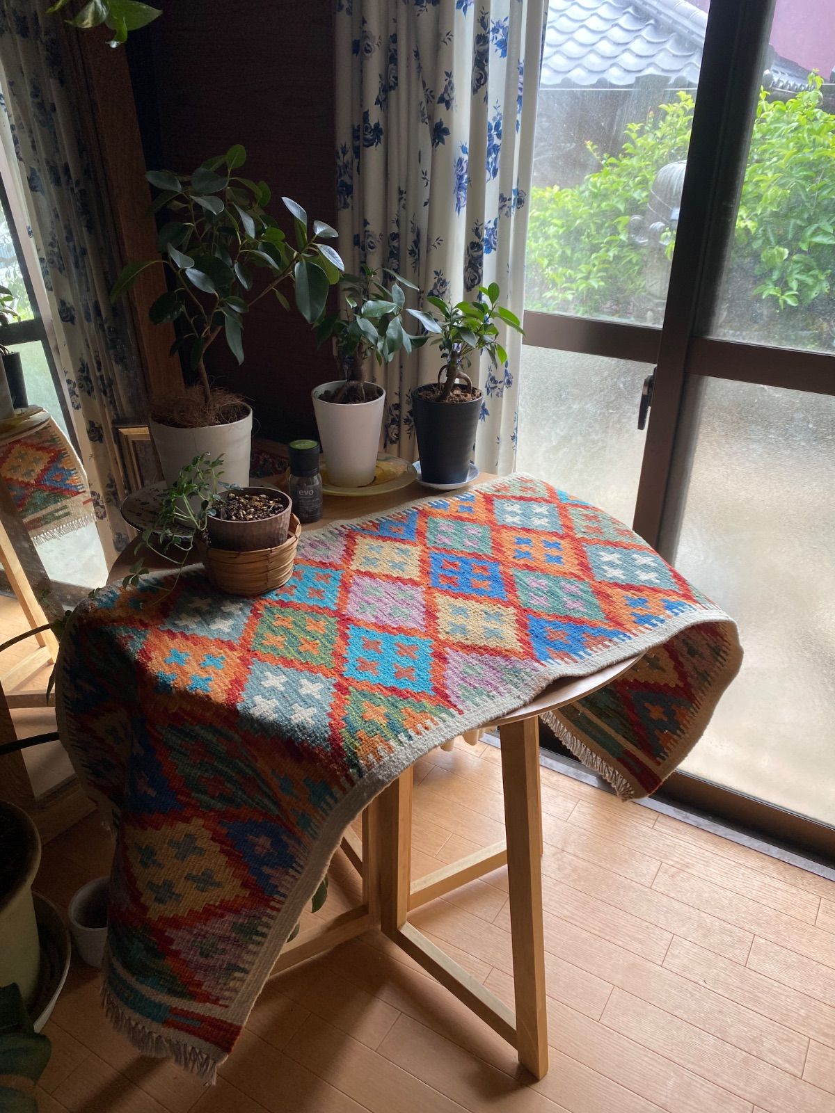 とても織りと色柄の良い素敵なアフガニスタンのキリム和室にも合います