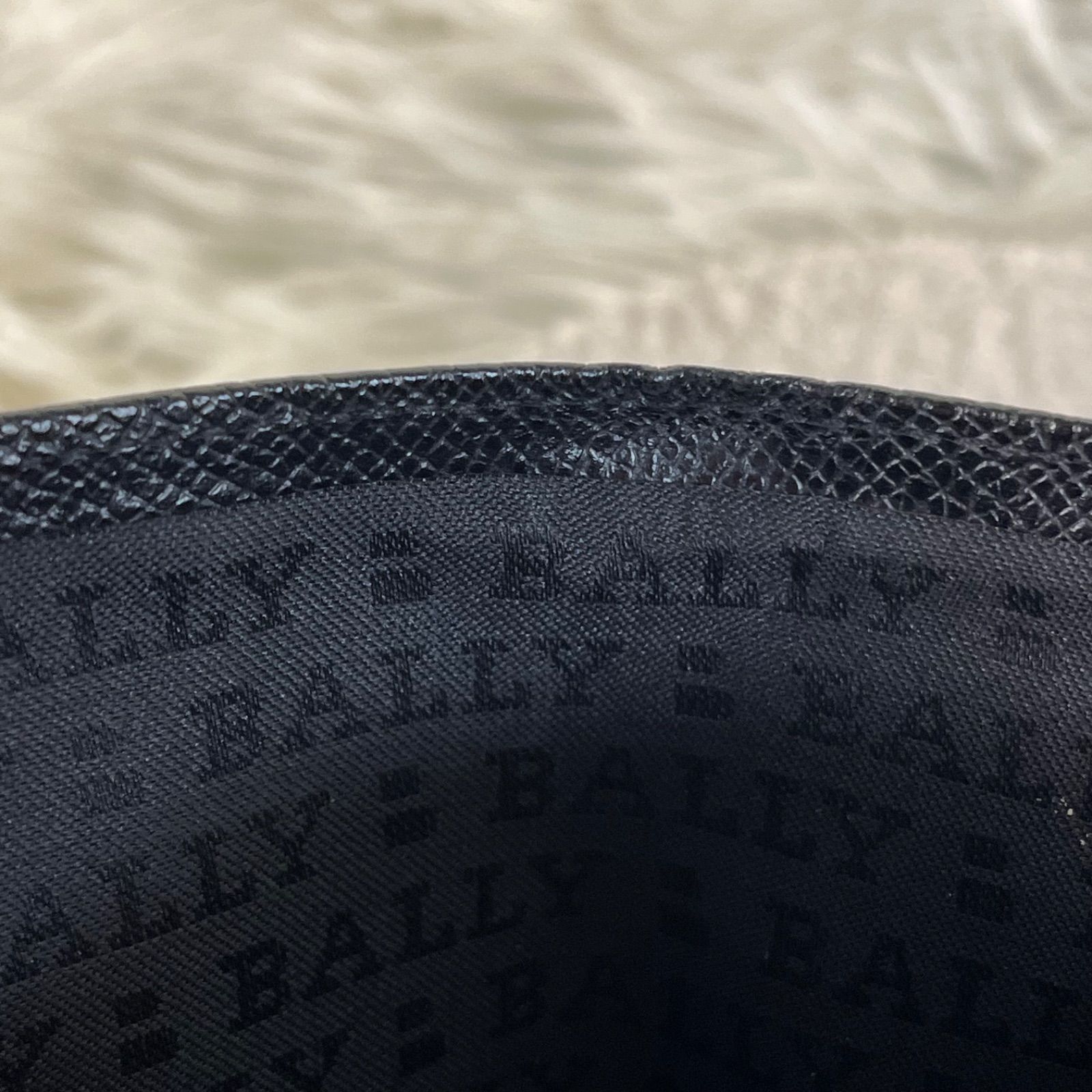 美品 BALLY 二つ折り財布 レザー パスケース ロゴプレート