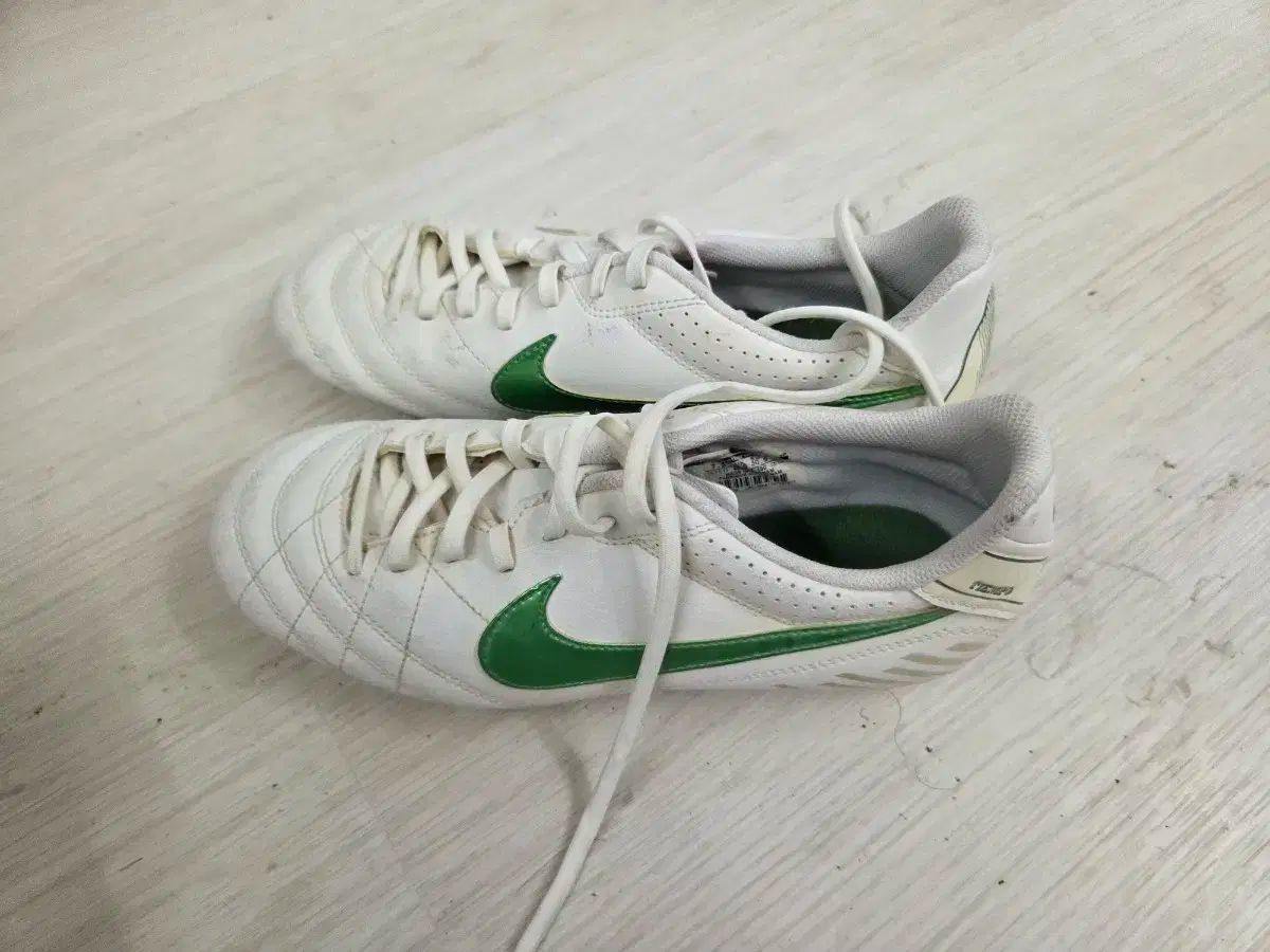 ナイキティエンポレジェンド9AG（ホワイト✖️ボルト） ナイキ