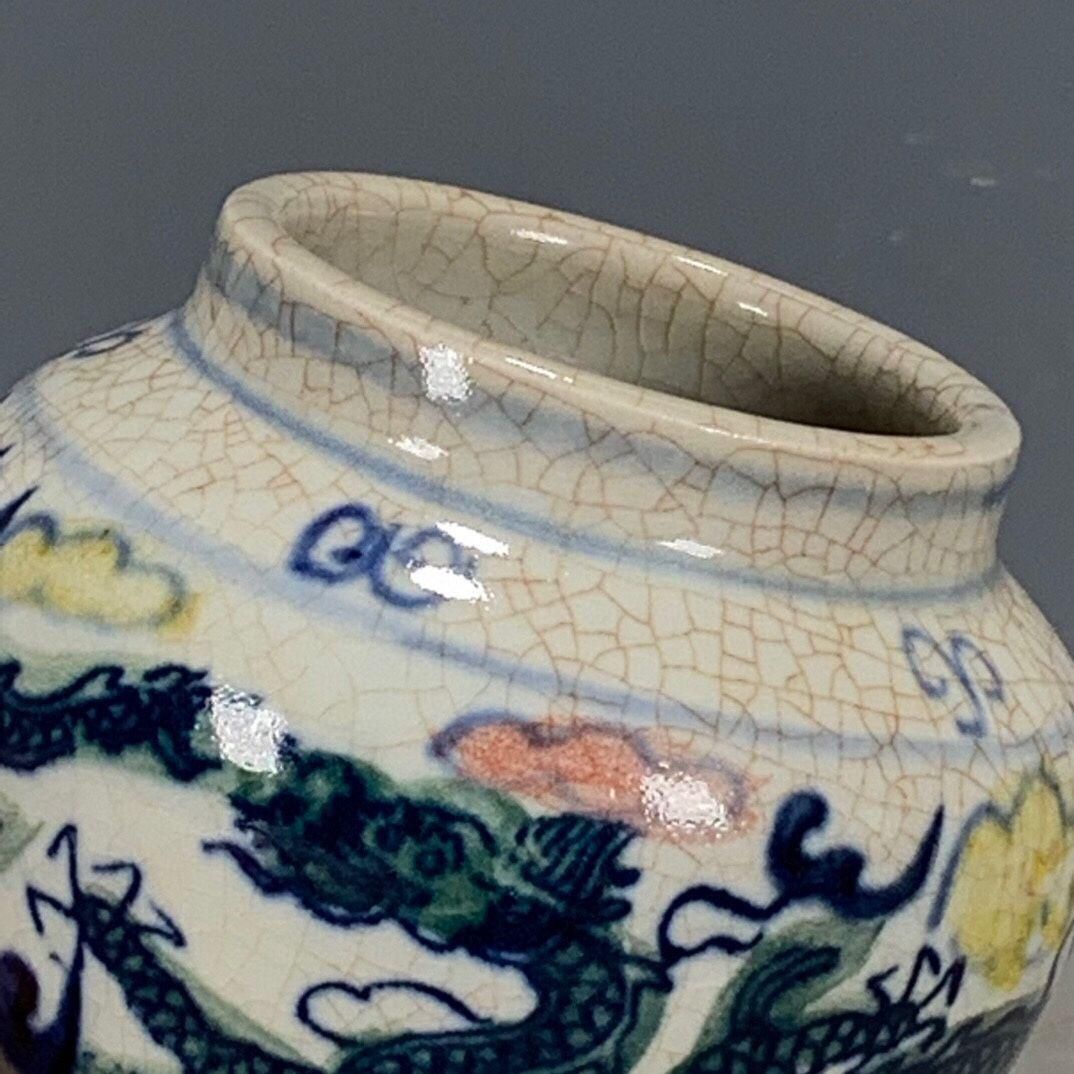 明青花五彩龍紋缶  景徳鎮 陶磁器 装飾品 現代工芸品 美術品 置物 明青花五彩龍紋缶 景徳鎮 陶磁器 装飾品 現代工芸品 美術品 置物