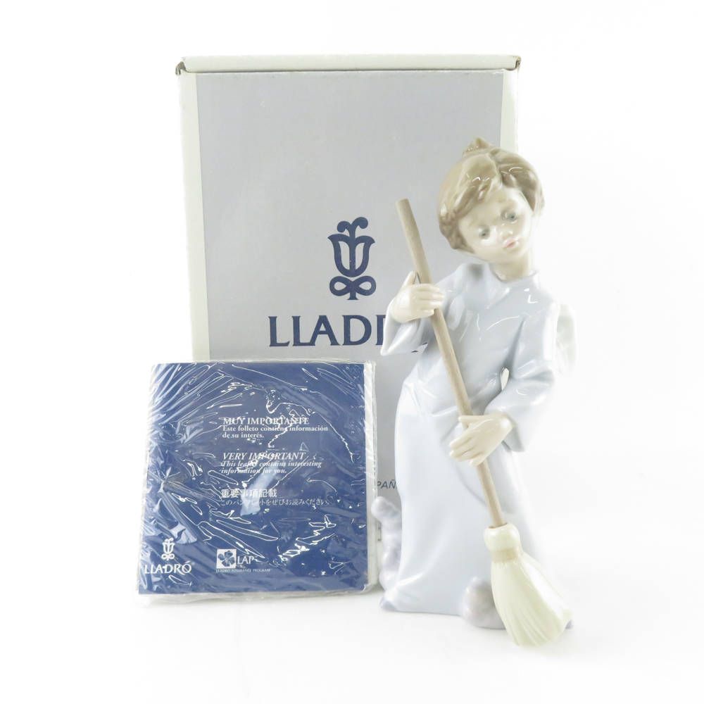 美品 LLADRO リヤドロ 5726 可愛い天使 雲を払う SWEEP AWAY THE CLOUDS フィギュリン 1点 掃き掃除 置物 陶器人形  西洋陶磁 オブジェ SU5864C - メルカリ