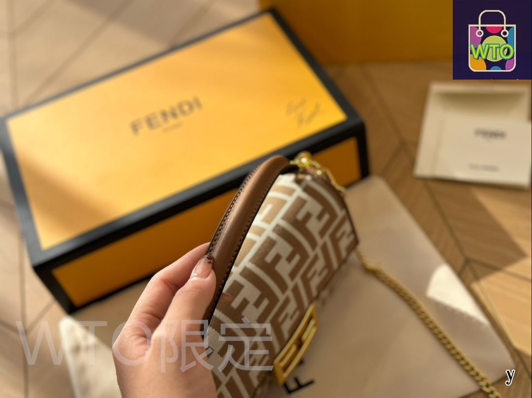 正規品　フェンディ レア！バケット型チャーム　アニマル柄　新品未使用 正規品 フェンディ レア！バケット型チャーム アニマル柄 新品未使用