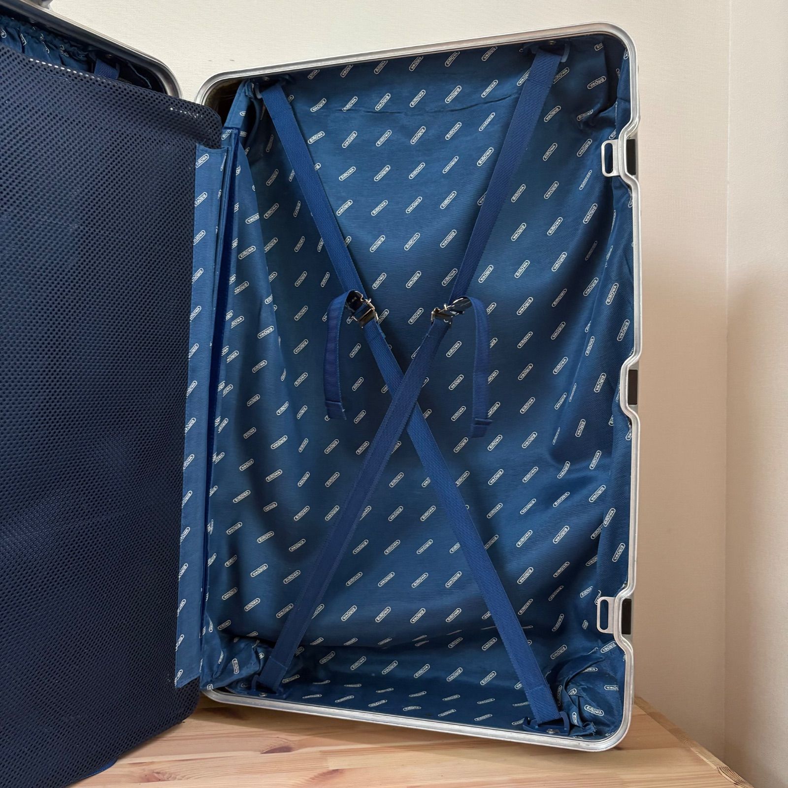 青ロゴ・廃盤　RIMOWA TOPAS CABIN 45L キャリーケース　4輪 RIMOWA - 青ロゴ・廃盤 RIMOWA TOPAS CABIN 45L キャリーケース 4輪の