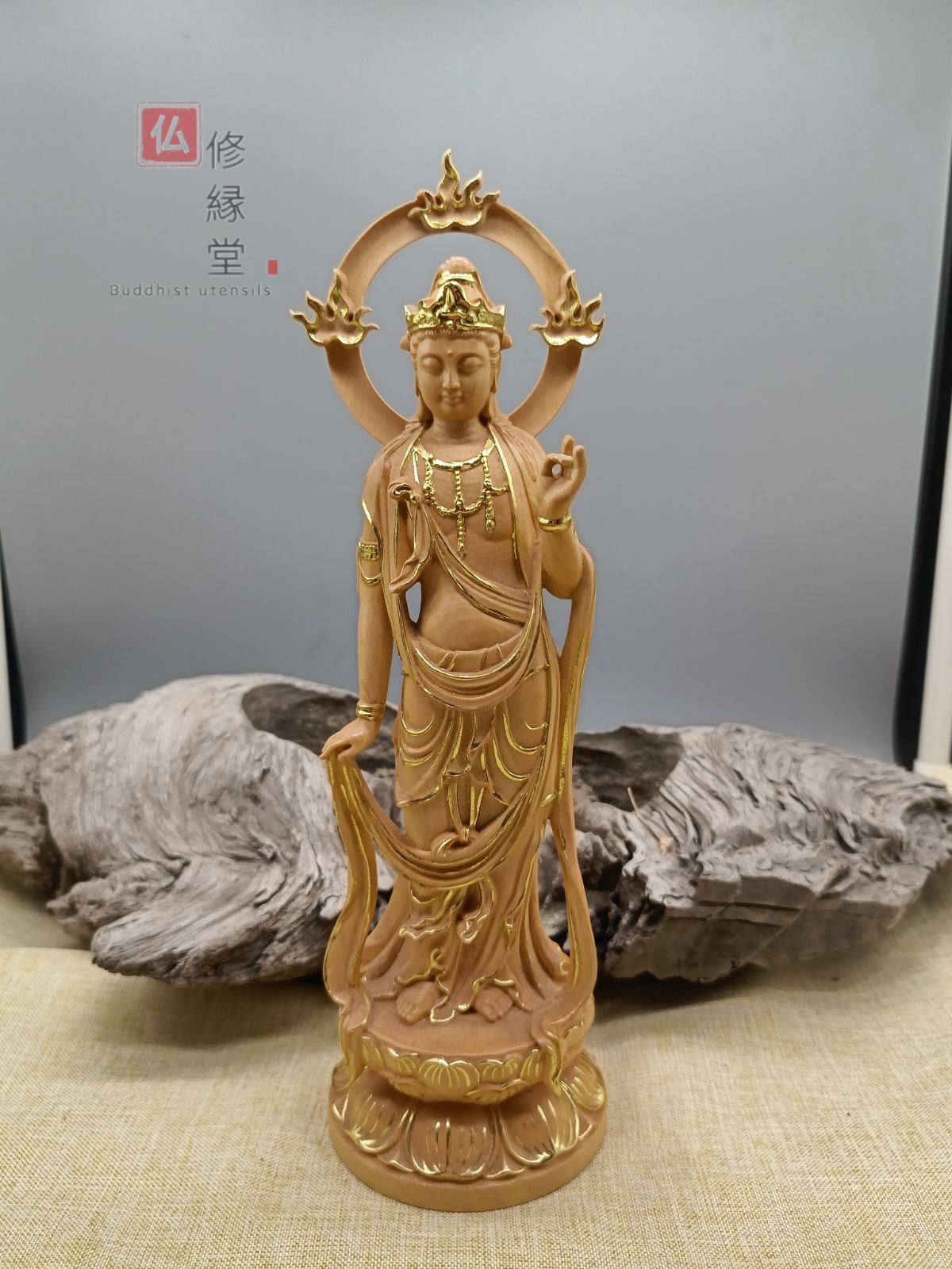 【修縁堂】彩繪切金 勢至菩薩仏像立像 供養品 木彫仏教 美術工芸品 風水 開運 修縁堂】木彫り 仏像 勢至菩薩立像 彫刻 本金 切金 崖柏 仏教