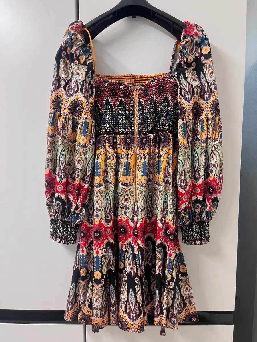 Alice+Olivia ワンピース Alice+Olivia デイジ柄ワンピース Alice+