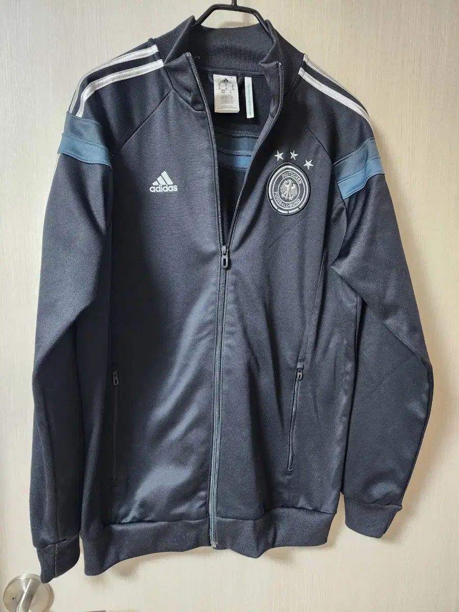 アディダス ドイツ 3本線 トラックジャージ 必須アイテムジャージ M サッカー 100