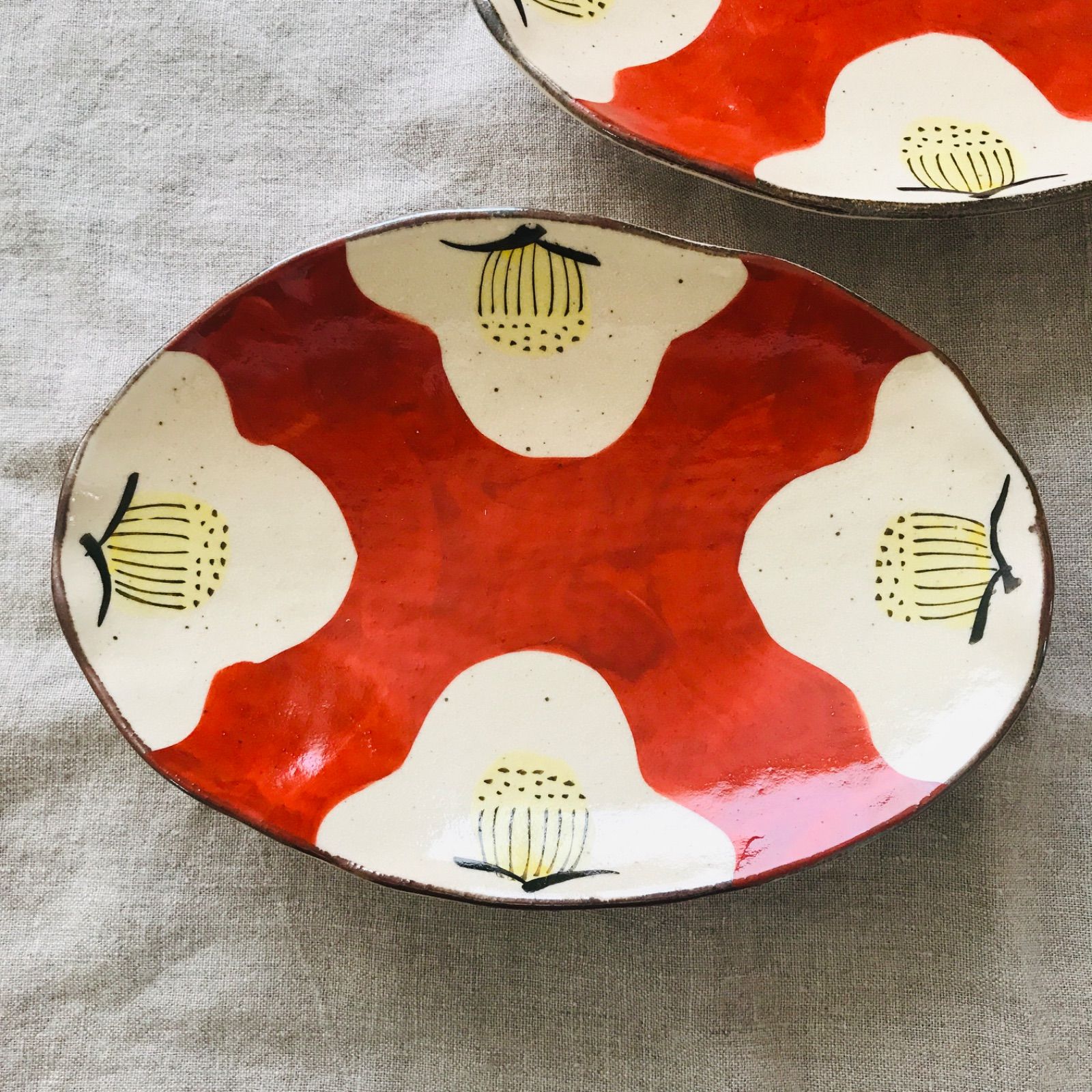 2枚】 美濃焼 和モダン 手描赤絵椿楕円皿 煮物鉢 三つ足 お正月 お値打品 - メルカリ
