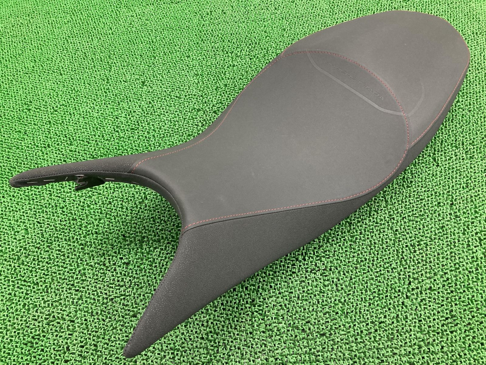 ハイパーモタード821 シート 596 1 074 1B ドゥカティ 純正 中古 59610741B オプション ローシート 修復素材や張り替えベースに 品薄