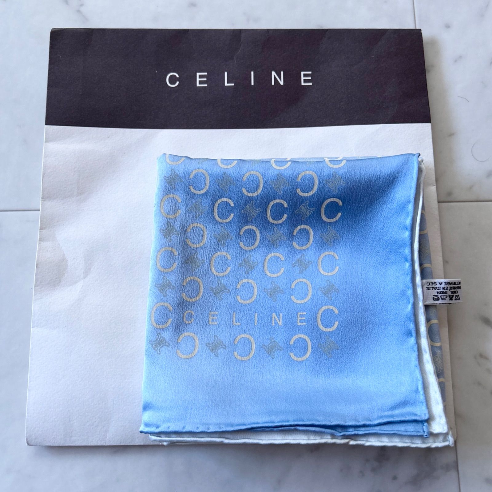 CELINE シルク100% 大判スカーフ　ブルー系　マカダム型オーナメント柄 CELINE セリーヌ 大判スカーフ シルク100% マカダム柄 ブルー