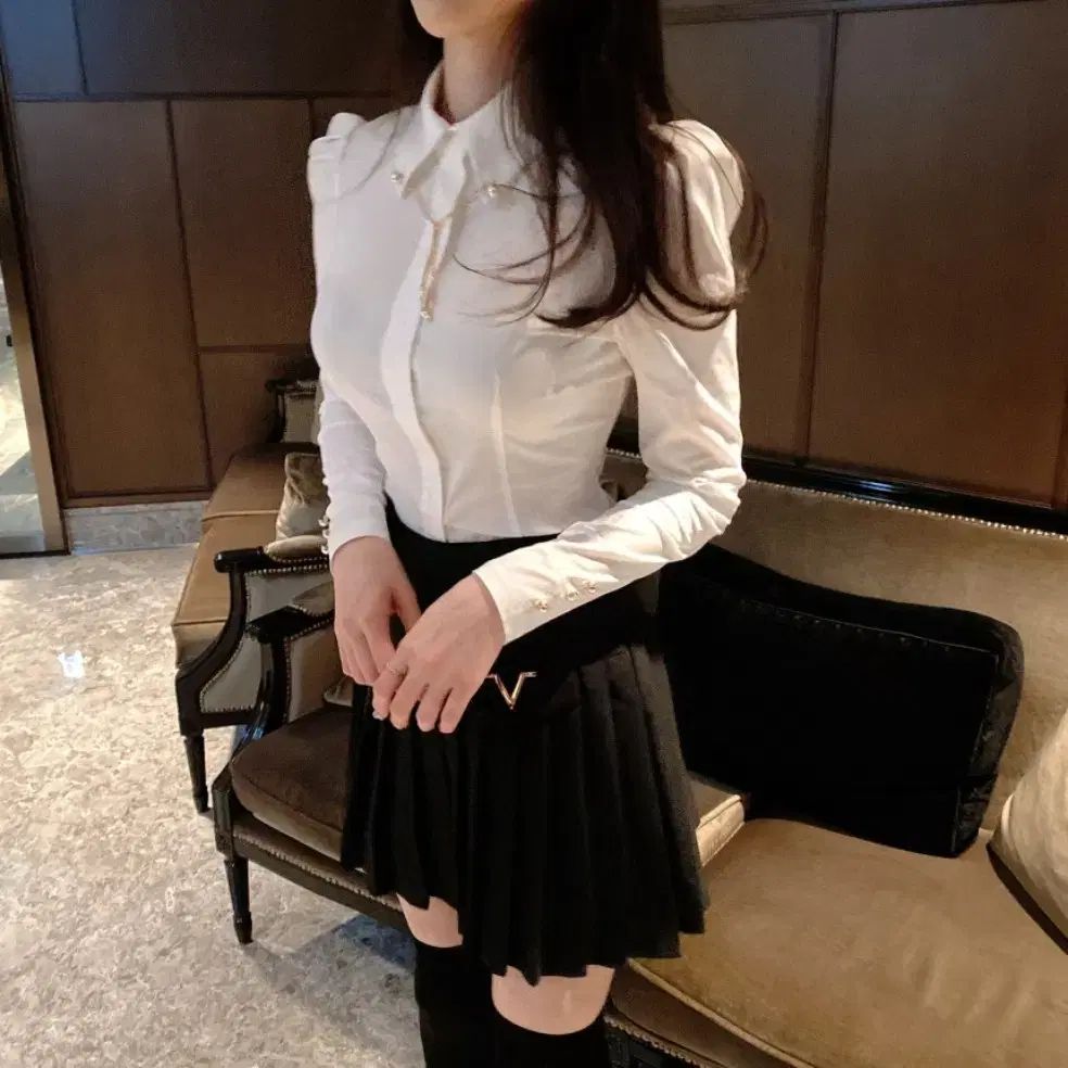 デベラ パフ スリム パールチェーン ブラウス V ミニ プリーツスカート