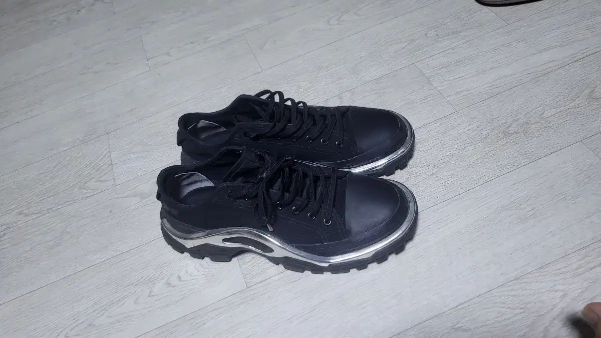 【雷市場（ポンジャン）商品韓国直送】 adidas(アディダス) ラフシモンズ ニューランナー コアブラック 260