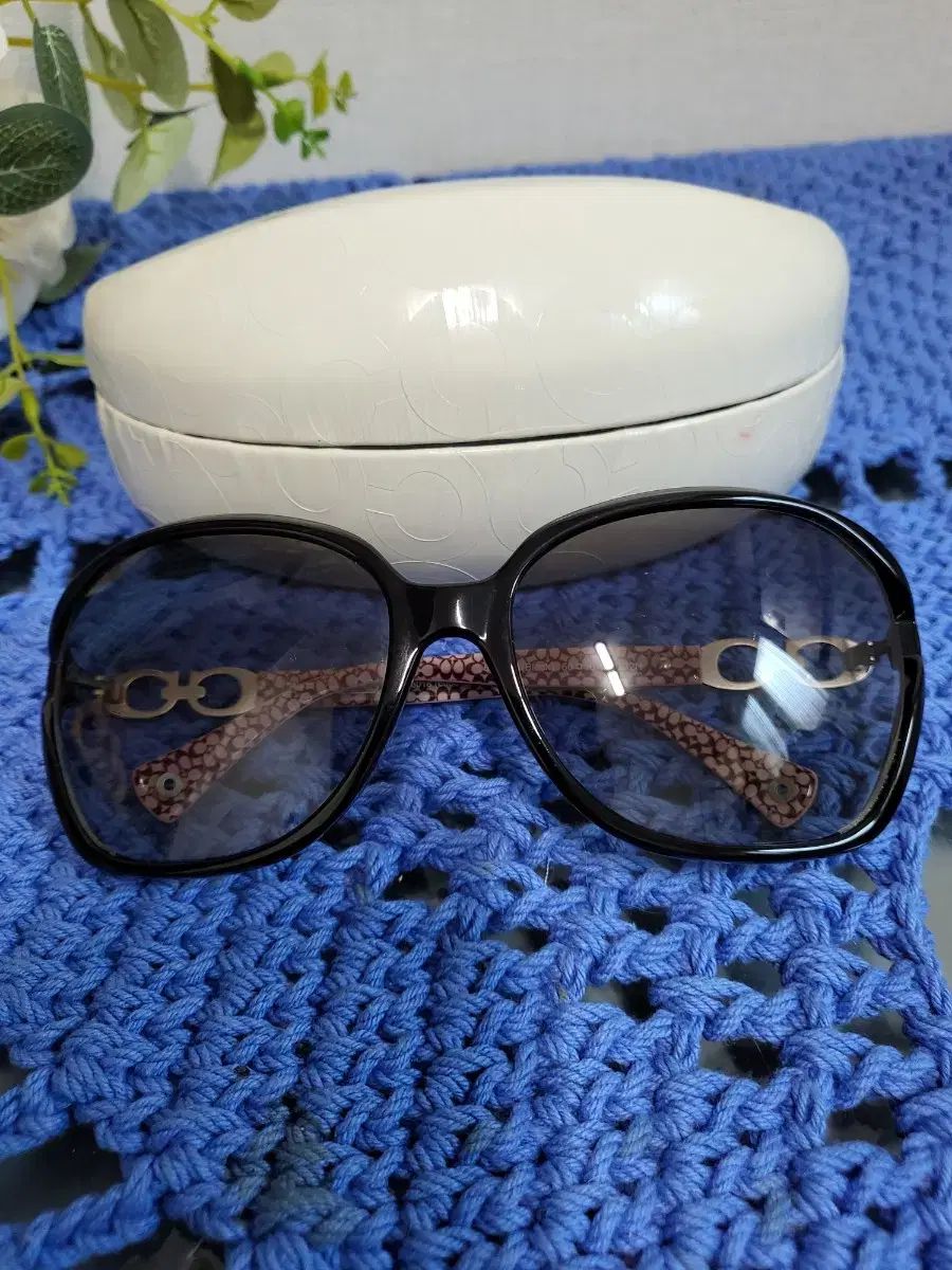 ⭐【新品未使用】COACH コーチ　ブラック×ブルー　サングラス　ケース付き COACH(コーチ) ブラック サングラス ケース 付き - メルカリ