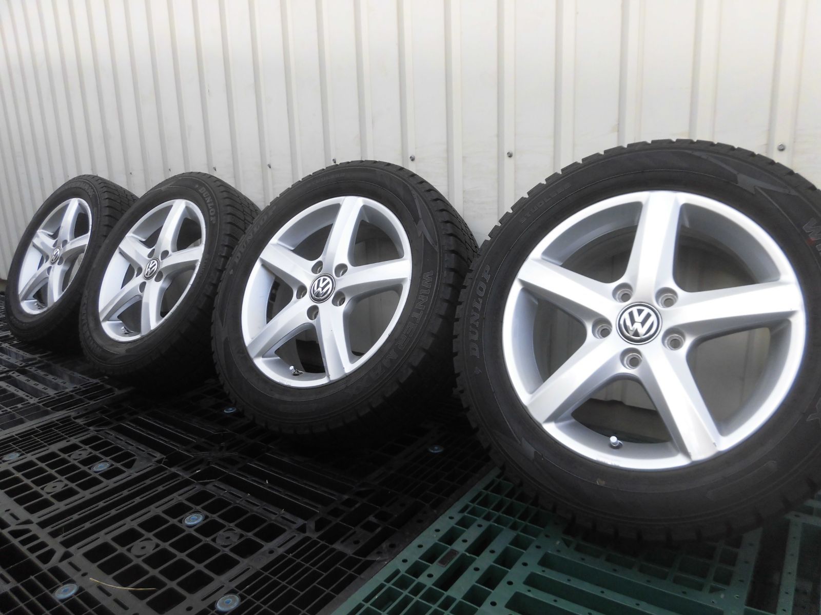 VW ゴルフ7 純正アルミホイール スタッドレスタイヤ 205/55/R16