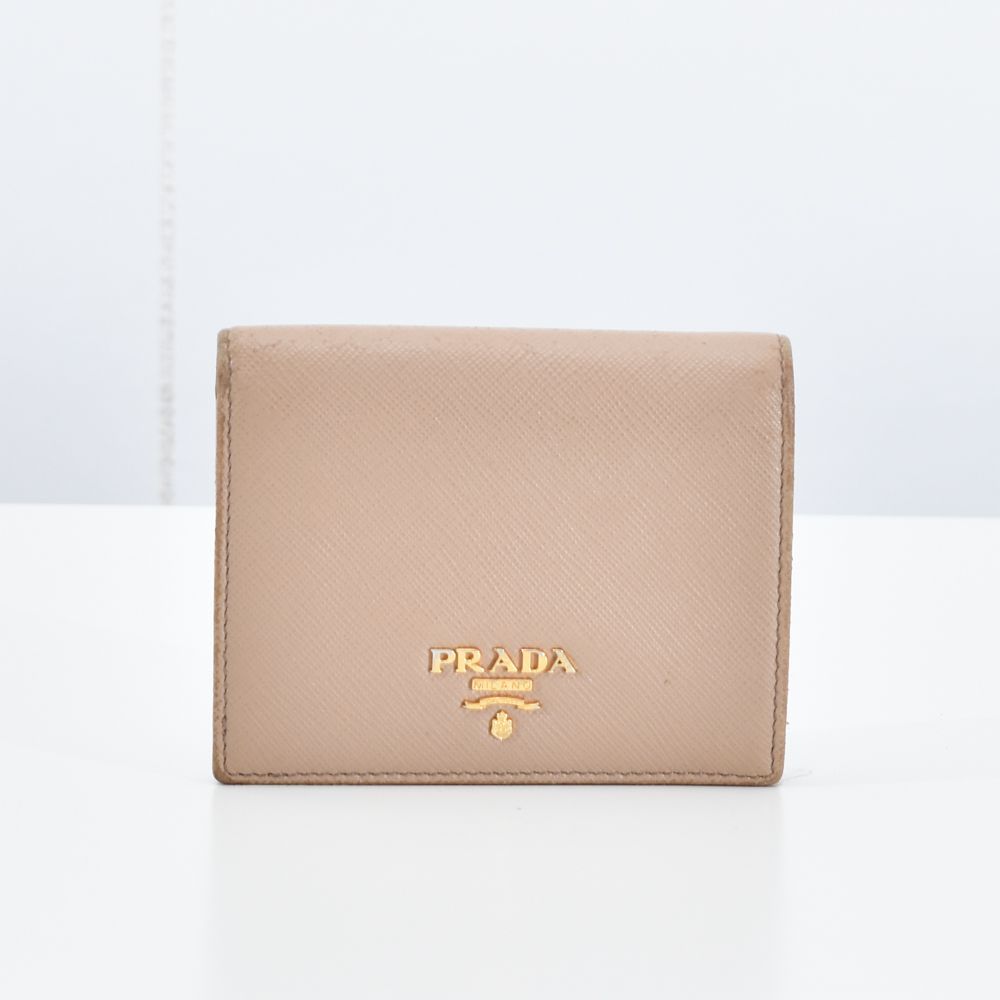 中古USED PRADA 財布 2つ折り1MV204 サフィアーノ 153106 中古USED PRADA 財布 2つ折り1MV204 サフィアーノ 153106 - メルカリ