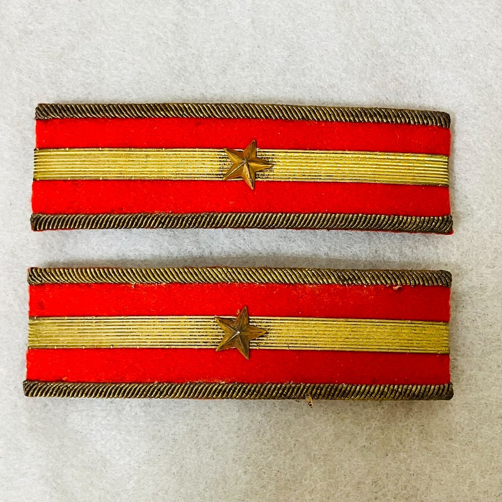 24962】旧日本軍 陸軍 少尉 肩章 階級章 箱付き 軍隊物 24962】旧日本軍 陸軍 少尉 肩章 階級章 箱付き 軍隊物