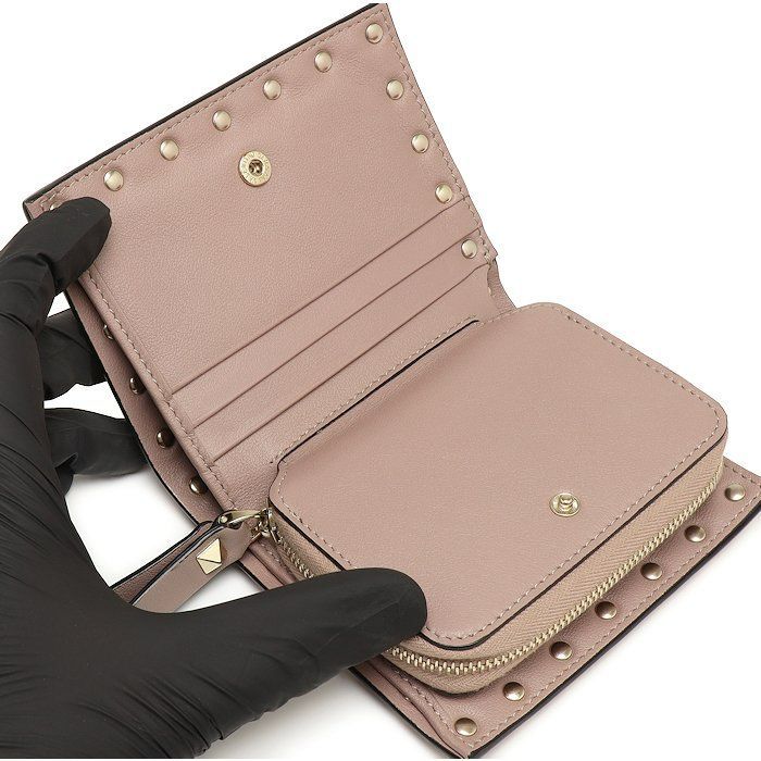 美品 ヴァレンティノ・ガラヴァーニ ロックスタッズ 二つ折り財布 ピンクベージュ ヴァレンティノ ガラヴァーニ Valentino Garavani 三つ折り財布