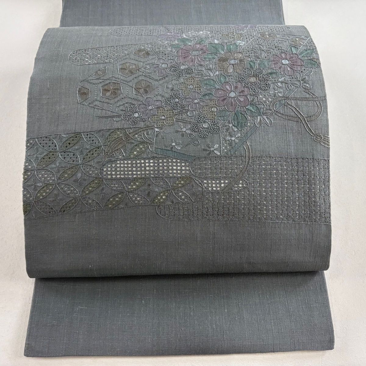 袋帯 秀品 紬地 文箱 草花 刺繍 青灰色 お太鼓柄 正絹 【中古 袋帯 秀品 紬地 文箱 草花 刺繍 青灰色 お太鼓柄 正絹 【中古