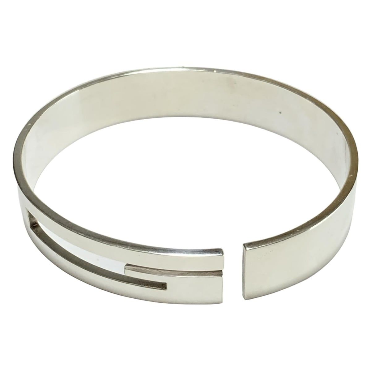 Gucci グッチ バングル シルバー レザー コンビ アクセサリー G ロゴ GUCCI(グッチ) バングル シルバー Gモチーフ/Gロゴ - メルカリ