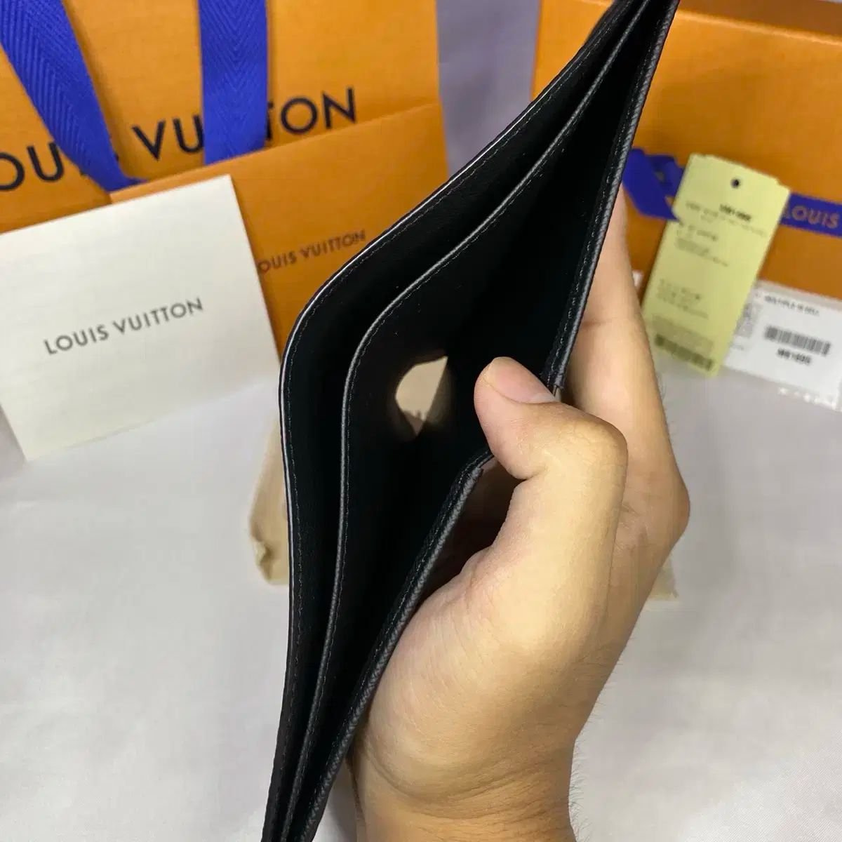 LOUIS VUITTON グラフィティ 二つ折り財布 未使用品 ルイヴィトンの2