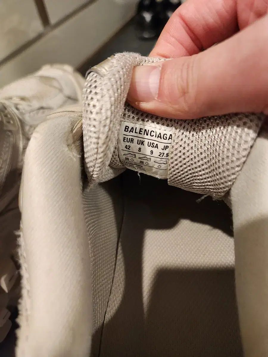 BALENCIAGA(バレンシアガ) ディフェンダー ベージュ 42 - メルカリ BALENCIAGA(バレンシアガ) ディフェンダー ベージュ 42 - メルカリ