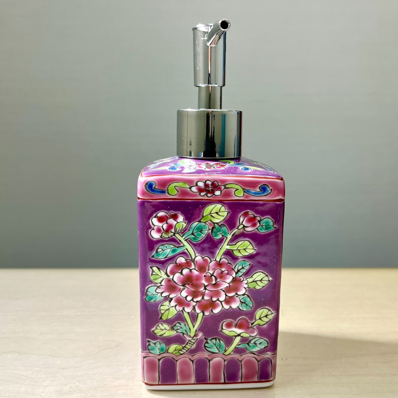 42PA プラナカン シャンプー ソープ ディスペンサー ニョニャウェア フラワー柄 花柄 陶器 パープル 紫 シンガポール マレーシア 土産 お土産