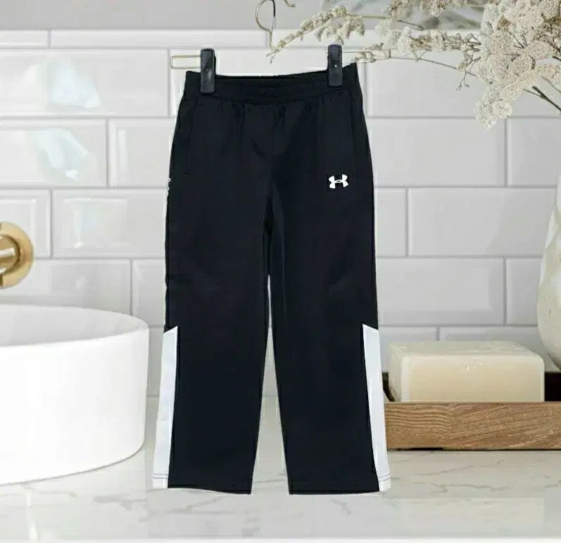 4 税金 5 新品 UNDER ARMOUR(アンダーアーマー) 離乳する トゥイーン キッズ ズボン ジャージ 男児 110