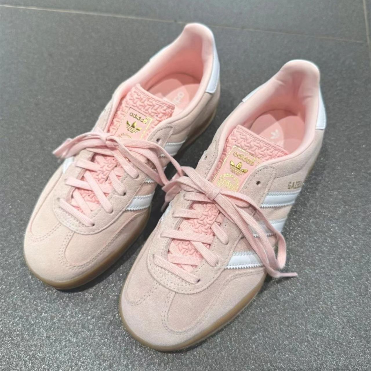 adidas Originals WMNS Gazelle Indoor "Sandy Pink/Footwear White/Gum" アディダス オリジナルス ウィメンズ ガゼル インドア "サンディーピンク/フットウェアホワイト/ガム" スニーカー