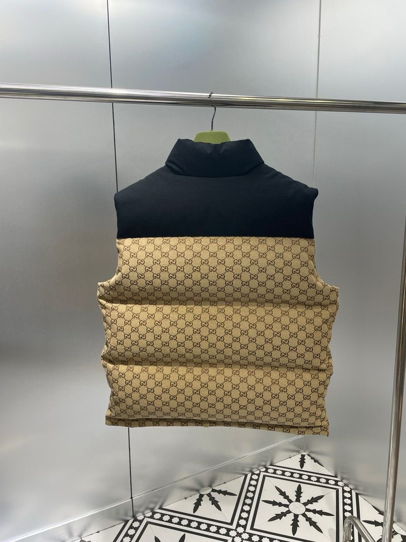 GUCCIダウンベスト24M GUCCI（グッチ）ダウンジャケット/ダウンベスト 紺 サイズ:S