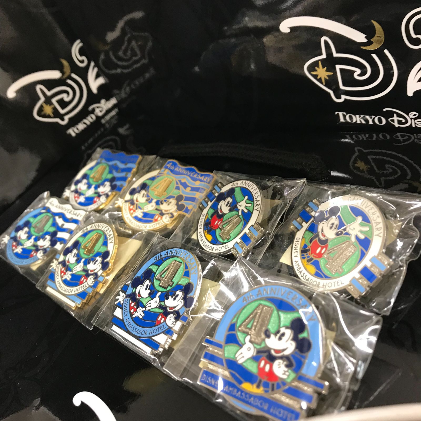 ディズニー アンバサダーホテル 4周年 ピンバッジ - メルカリ