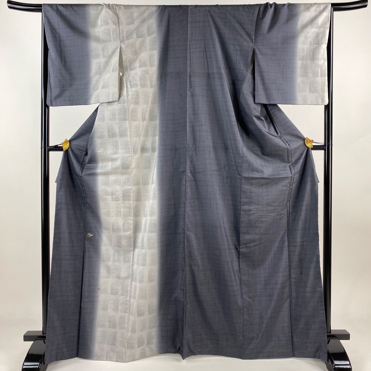 付下げ 身丈169cm 裄丈67.5cm L 袷 箔屋清兵衛 紬地 落款 草花 幾何学模様 金糸 刺繍 灰色 正絹 名品