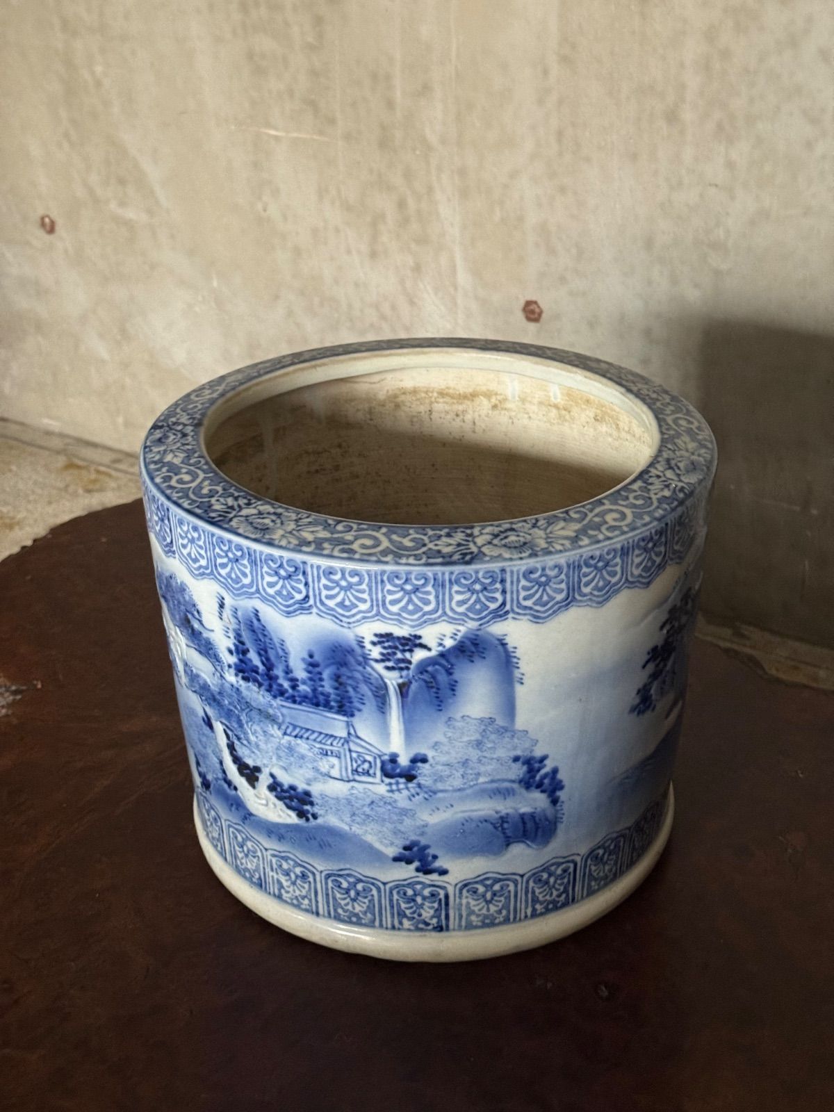 昭和初期 有田焼 染付印判陽刻山水画 火鉢 瓶掛 瀬戸火鉢