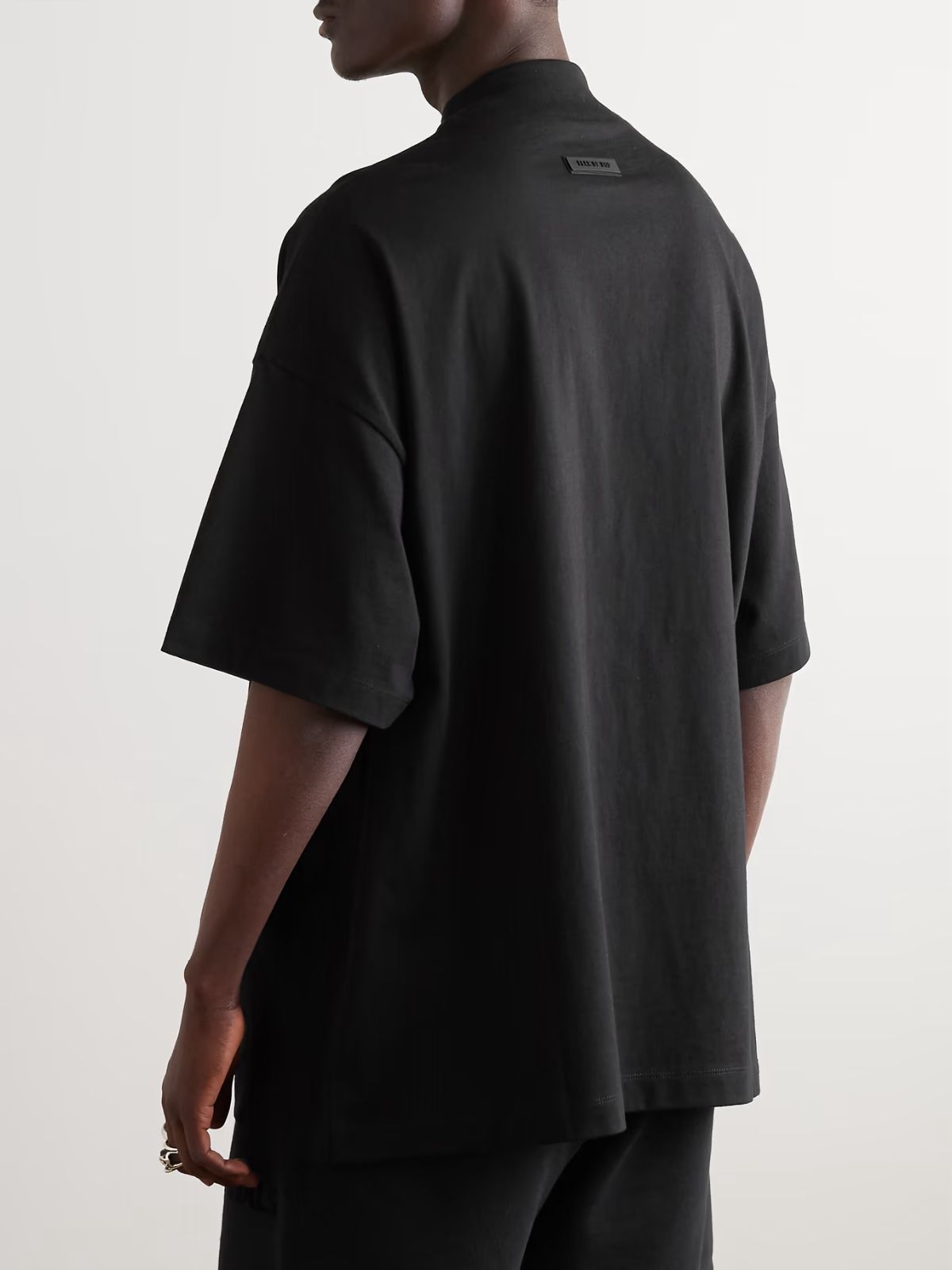 ESSENTIALS ブラック ボンディングロゴ Tシャツ