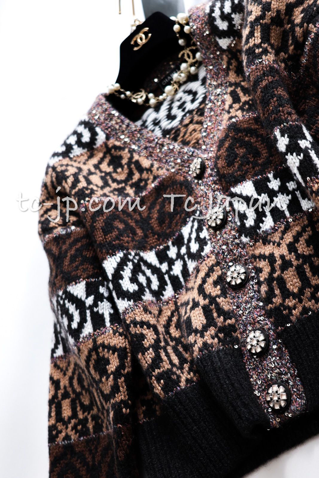 売れ筋商品|||シャネル カーディガン CHANEL ブラウン ブラック グリポア宝石ボタン ウール カシミア シルク 肉厚 超美品 34 貴重なカールのラスト作品 シャネル カーディガン CHANEL ブラウン ブラック グリポア宝石